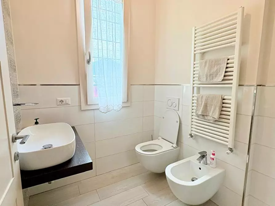 Immagine 7 di Villa in vendita  a Lucca