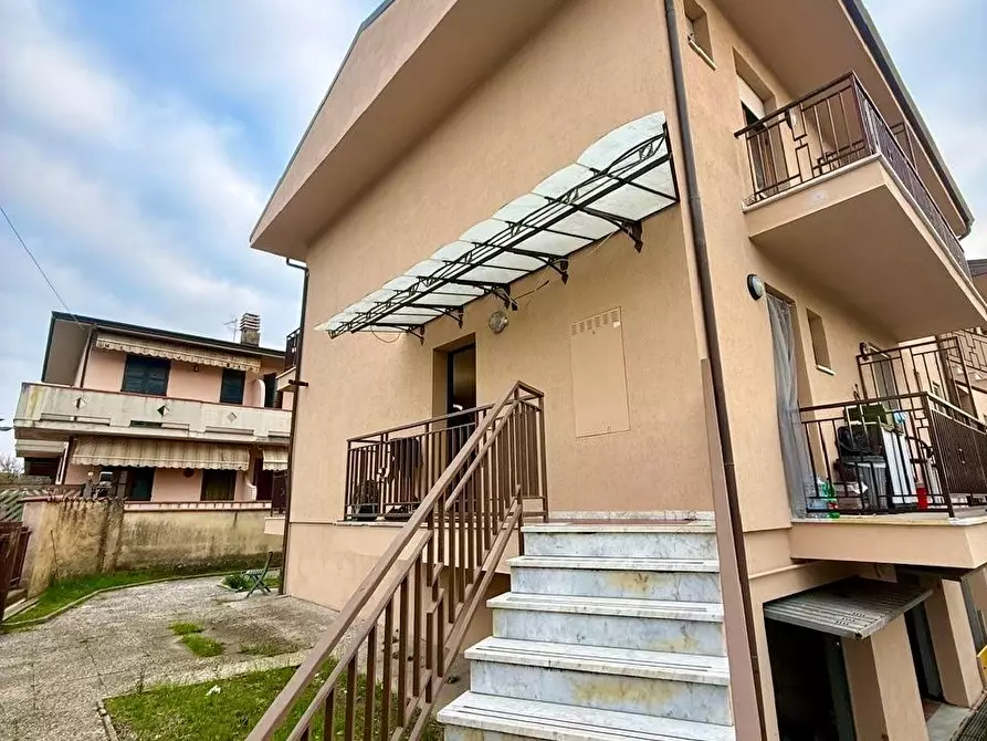 Immagine 1 di Appartamento in vendita  a Massa