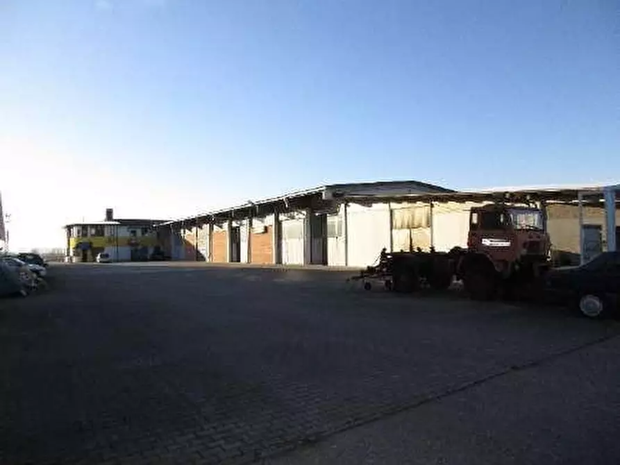 Immagine 1 di Capannone industriale in vendita  a Robbio