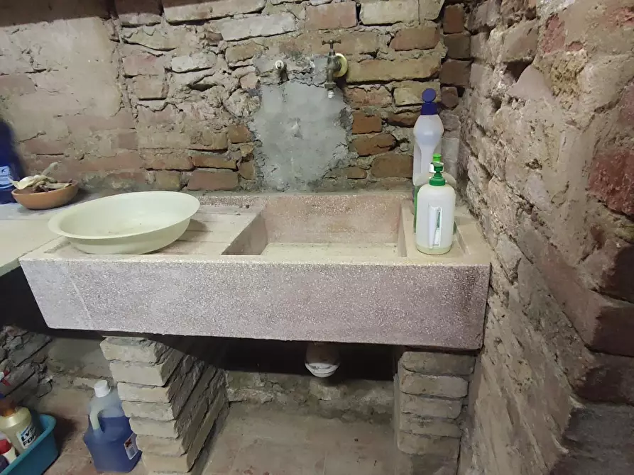 Immagine 10 di Magazzino in vendita  a Peccioli