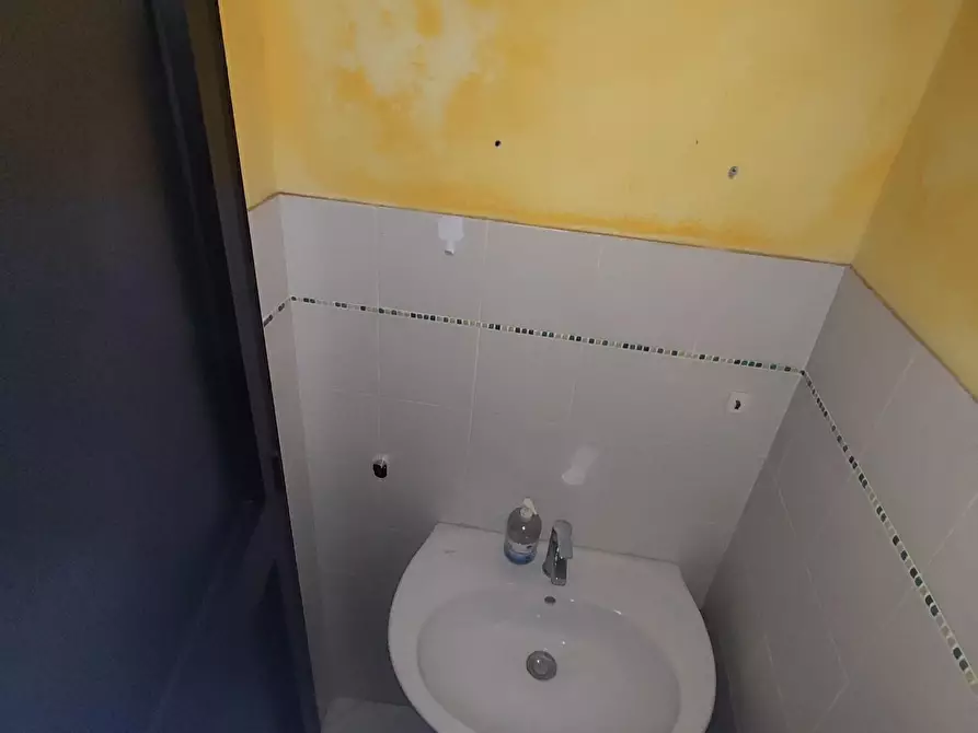 Immagine 6 di Locale commerciale in vendita  a Peccioli