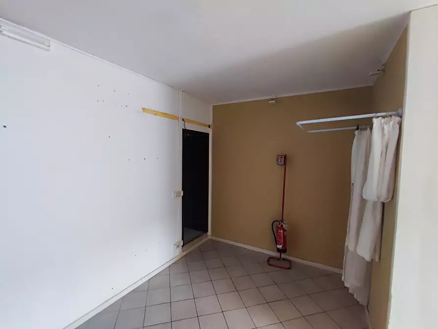 Immagine 2 di Locale commerciale in vendita  a Peccioli