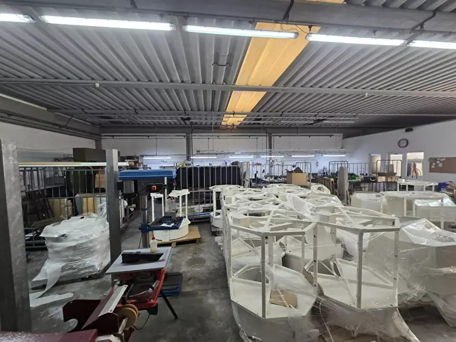 Immagine 13 di Attività artigianale in vendita  a Calcinaia