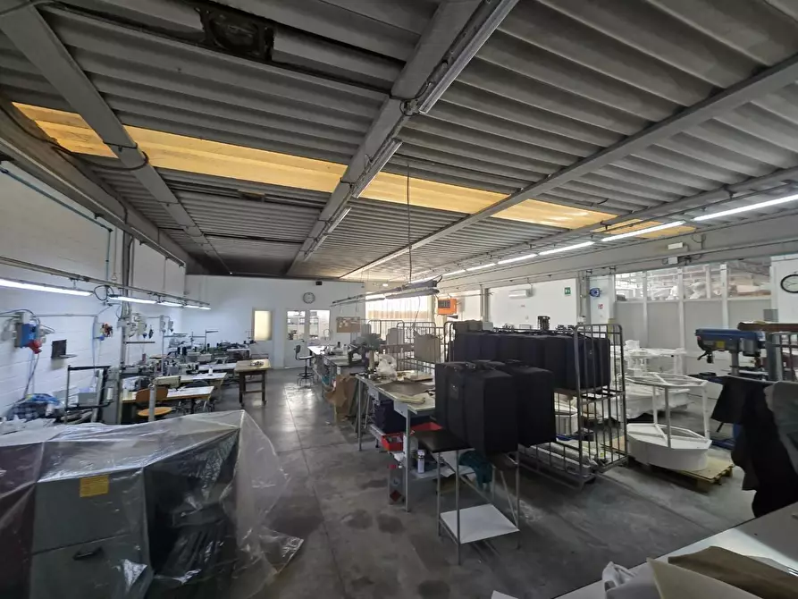 Immagine 2 di Attività artigianale in vendita  a Calcinaia