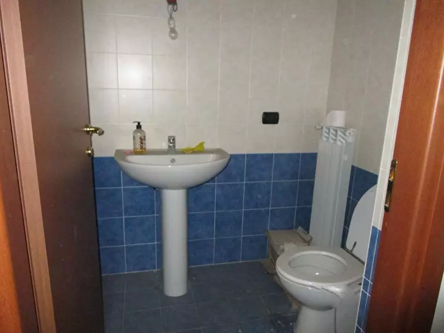 Immagine 5 di Negozio in vendita  a Cologno Monzese