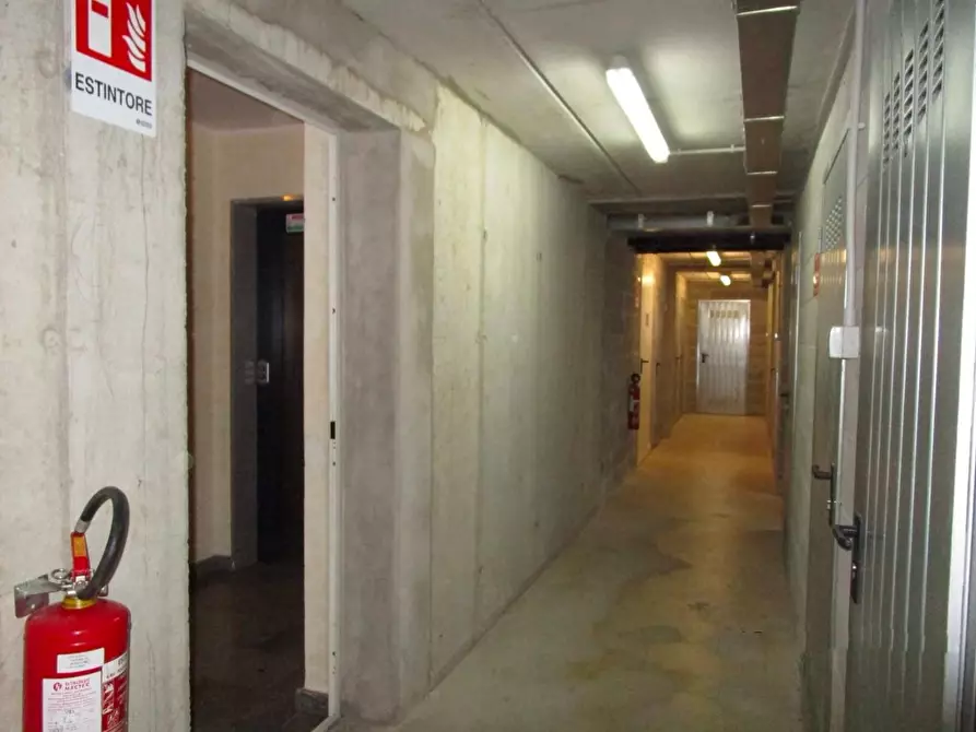 Immagine 8 di Negozio in vendita  a Cologno Monzese