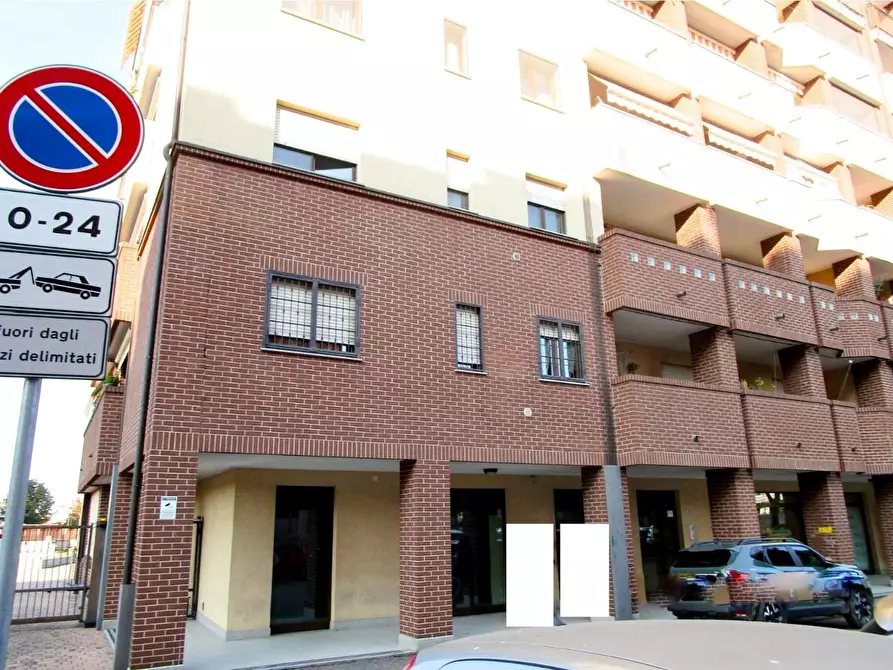 Immagine 1 di Negozio in vendita  a Cologno Monzese