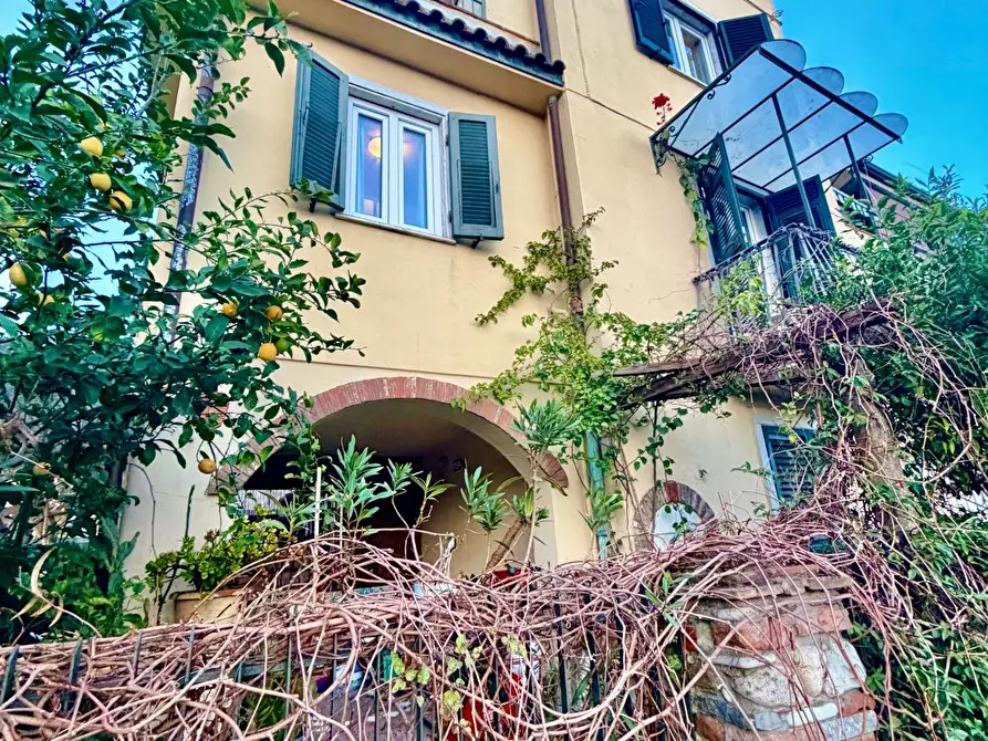 Immagine 1 di Appartamento in vendita  a Massa