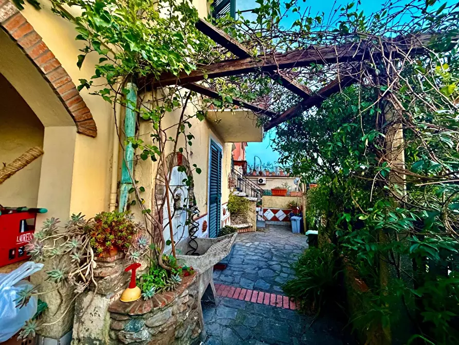 Immagine 2 di Appartamento in vendita  a Massa