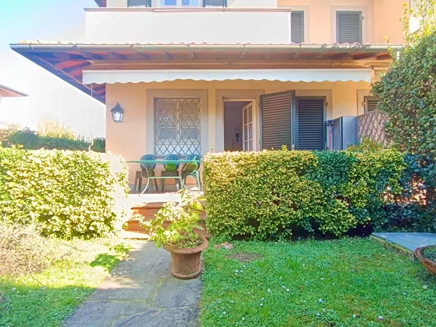 Immagine 1 di Villetta a schiera in affitto  a Montignoso