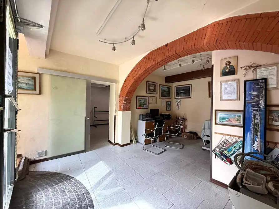 Immagine 2 di Locale commerciale in affitto  a Cascina