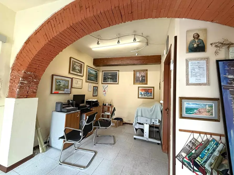 Immagine 20 di Locale commerciale in affitto  a Cascina