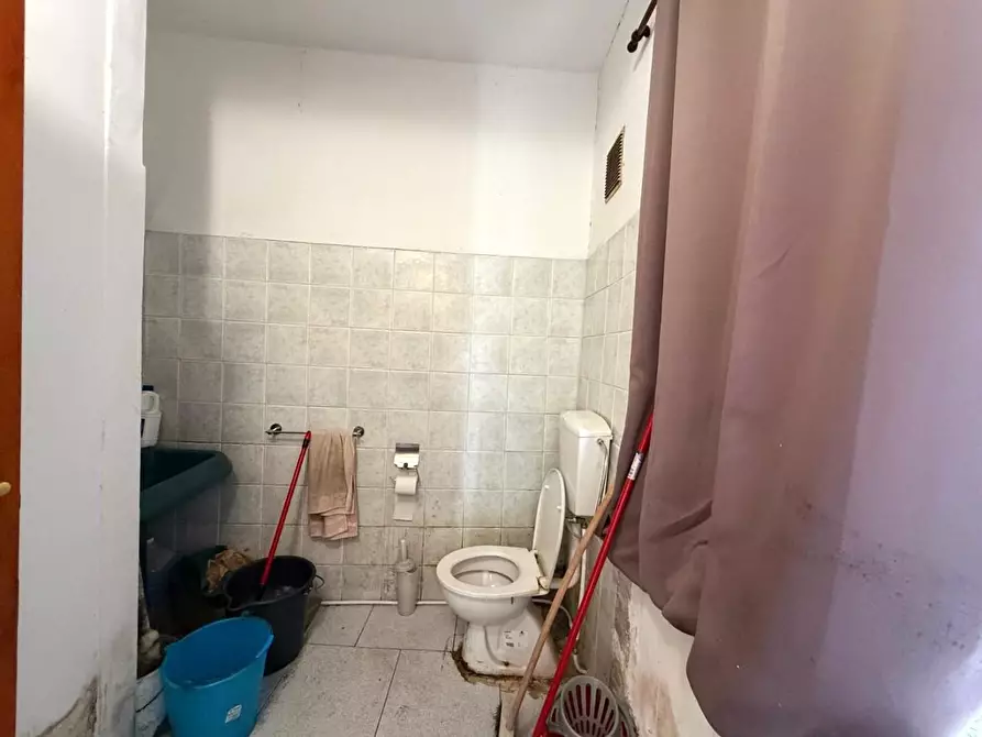 Immagine 19 di Locale commerciale in affitto  a Cascina