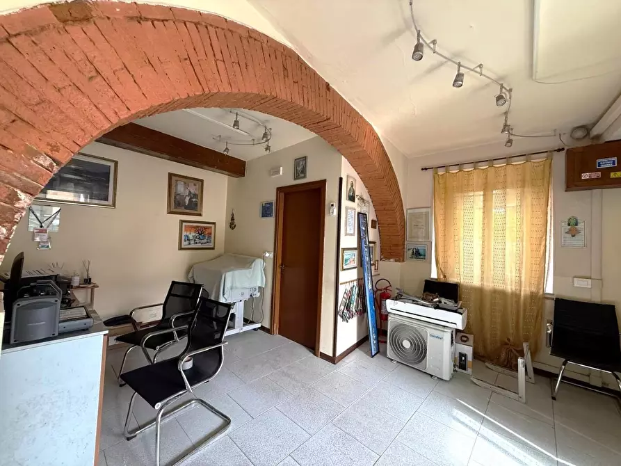 Immagine 21 di Locale commerciale in affitto  a Cascina