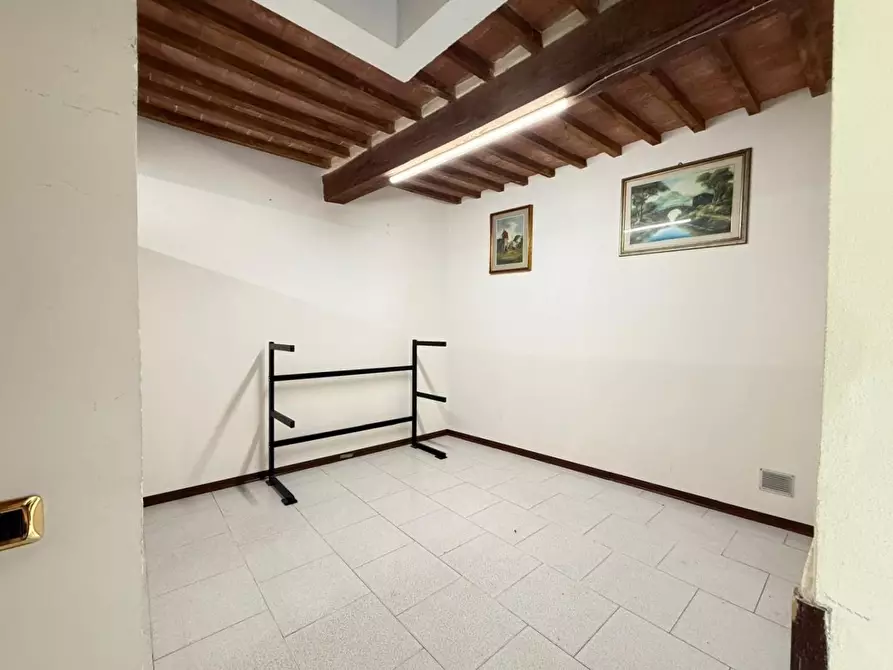 Immagine 9 di Locale commerciale in affitto  a Cascina