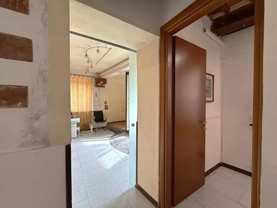 Immagine 12 di Locale commerciale in affitto  a Cascina