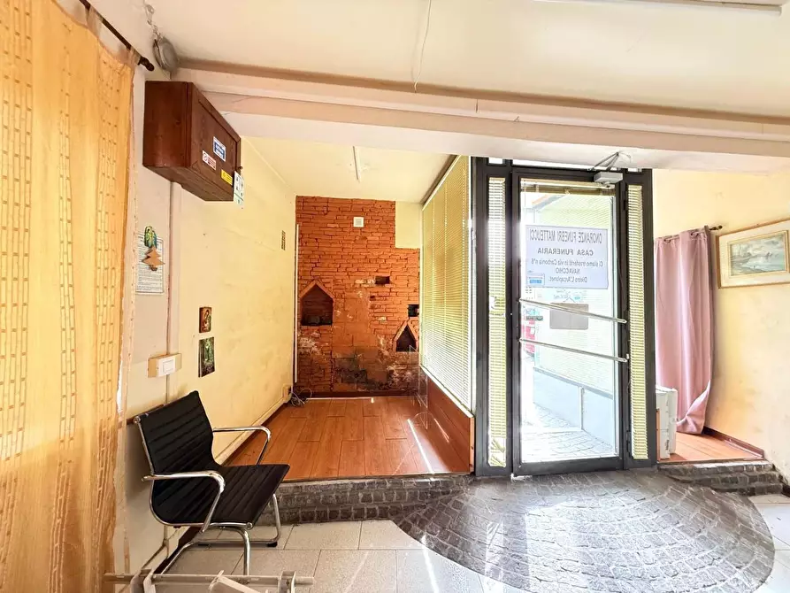 Immagine 13 di Locale commerciale in affitto  a Cascina