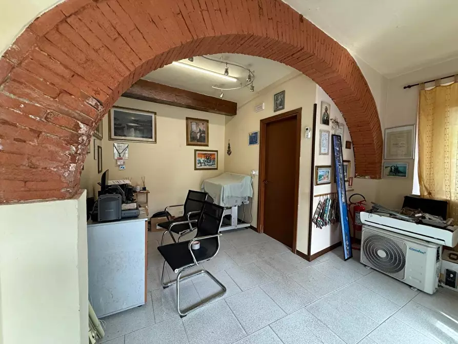 Immagine 14 di Locale commerciale in affitto  a Cascina