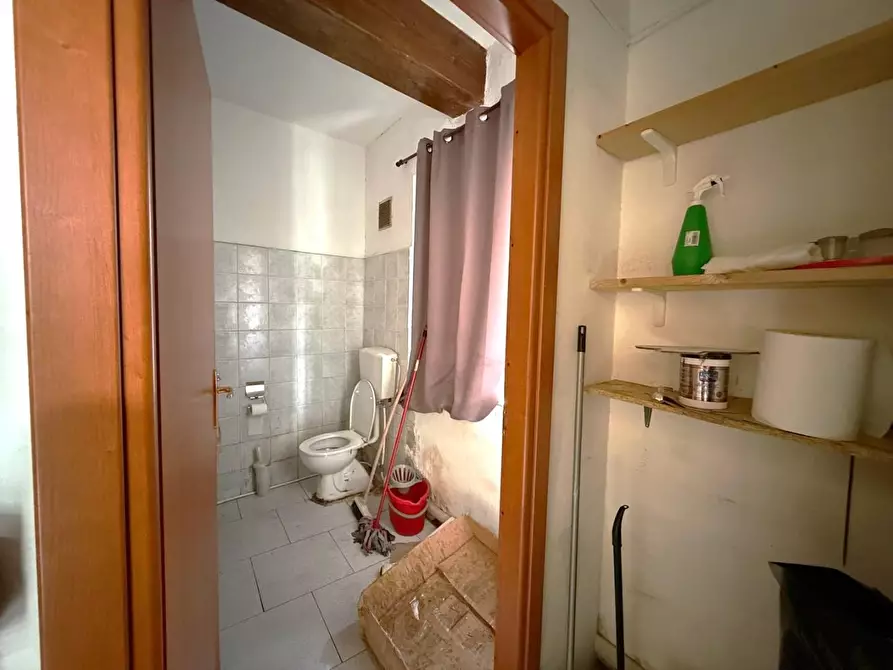 Immagine 18 di Locale commerciale in affitto  a Cascina