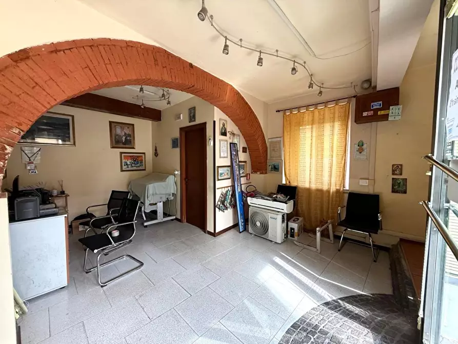 Immagine 1 di Locale commerciale in affitto  a Cascina