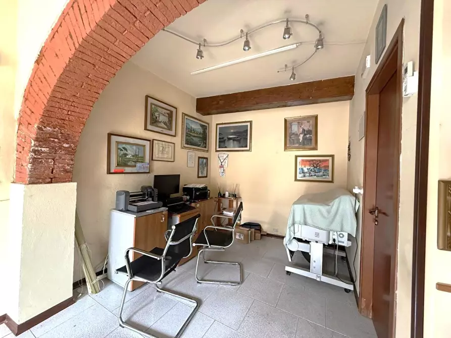 Immagine 17 di Locale commerciale in affitto  a Cascina