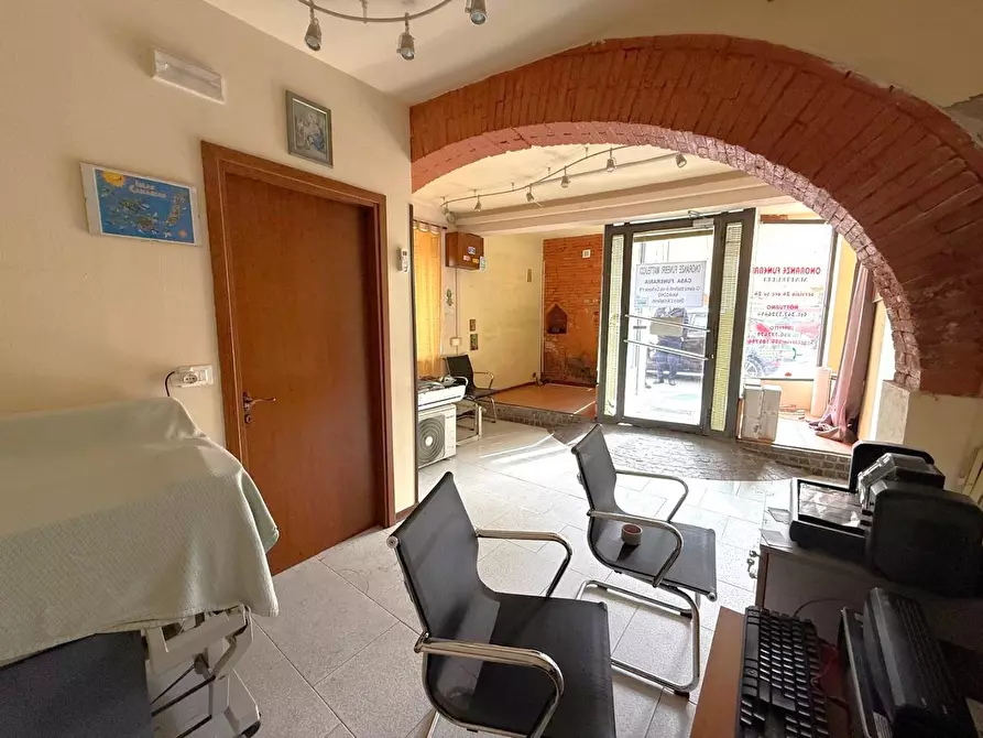 Immagine 15 di Locale commerciale in affitto  a Cascina