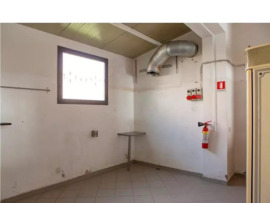 Immagine 18 di Laboratorio in vendita  a Viareggio