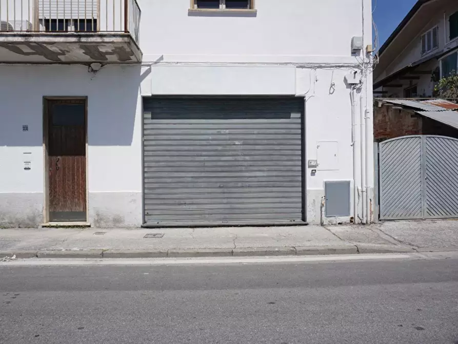 Immagine 1 di Laboratorio in vendita  a Viareggio
