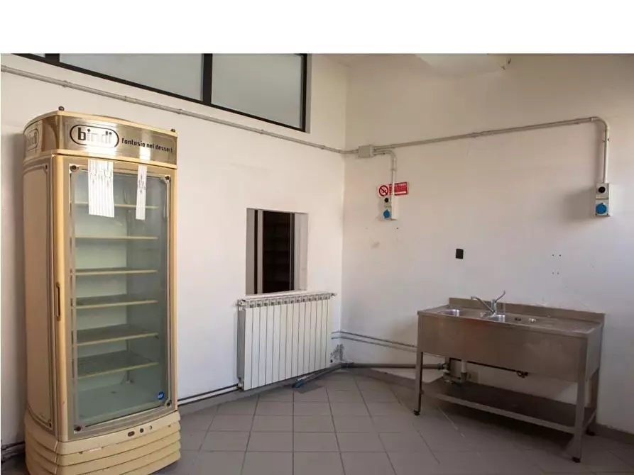Immagine 22 di Laboratorio in vendita  a Viareggio