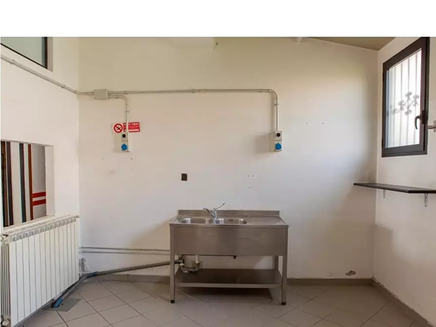 Immagine 21 di Laboratorio in vendita  a Viareggio