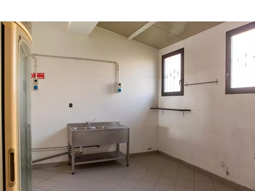 Immagine 20 di Laboratorio in vendita  a Viareggio