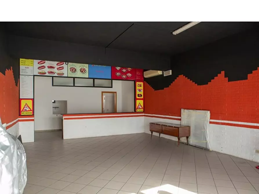 Immagine 4 di Laboratorio in vendita  a Viareggio