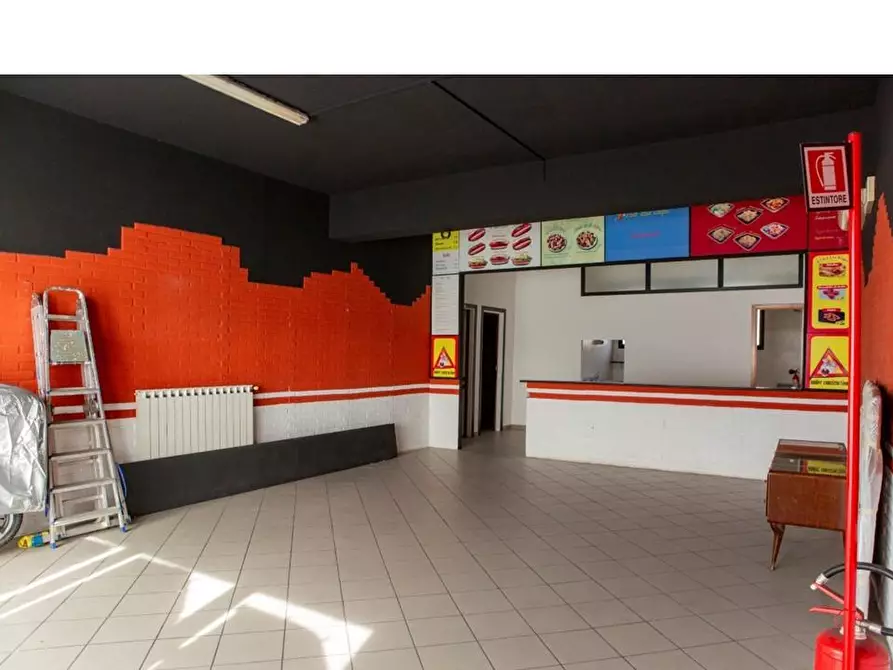 Immagine 5 di Laboratorio in vendita  a Viareggio