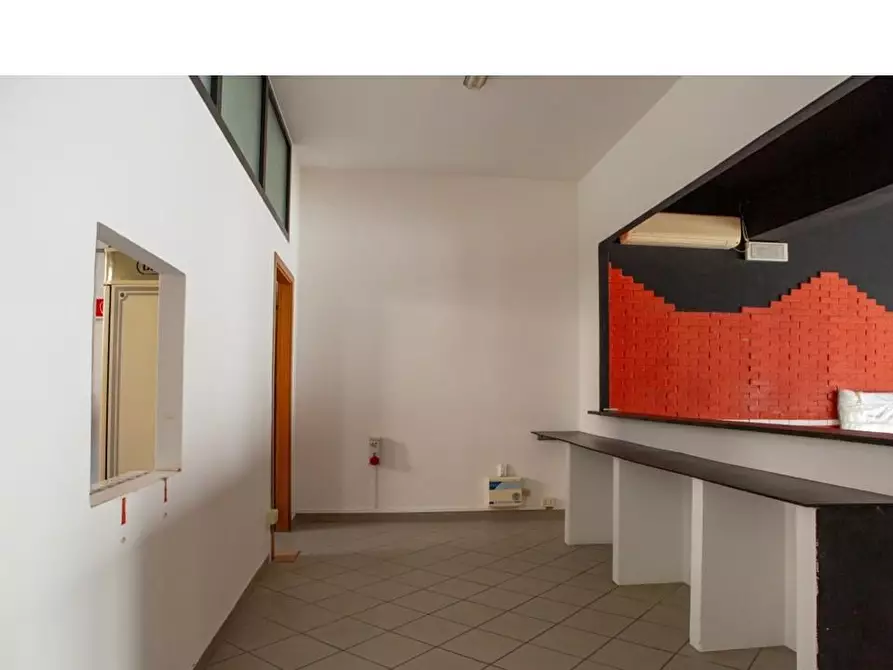 Immagine 16 di Laboratorio in vendita  a Viareggio