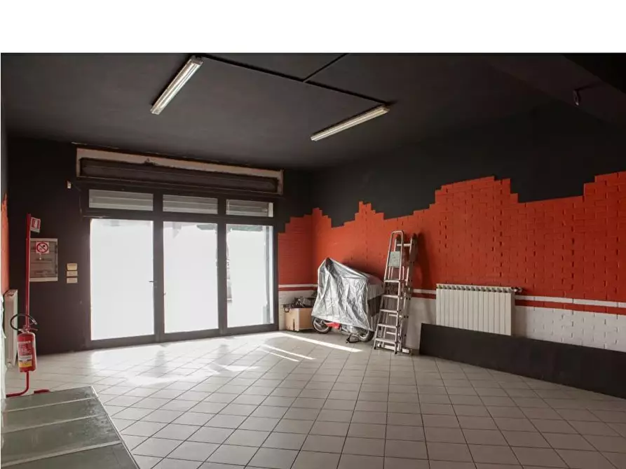 Immagine 25 di Laboratorio in vendita  a Viareggio