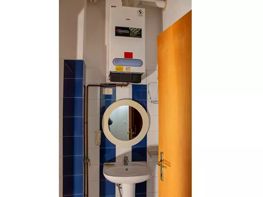 Immagine 11 di Laboratorio in vendita  a Viareggio