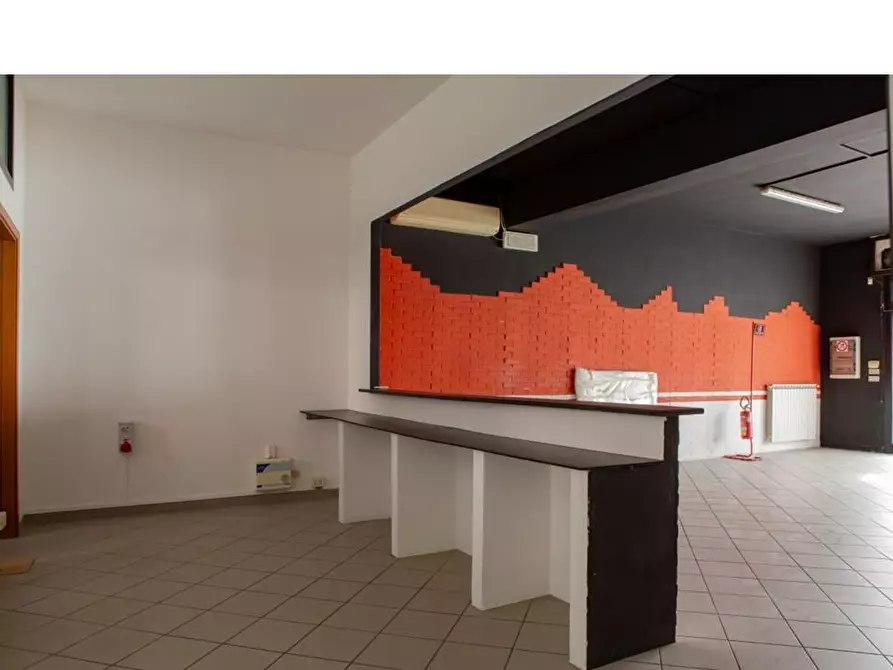 Immagine 6 di Laboratorio in vendita  a Viareggio