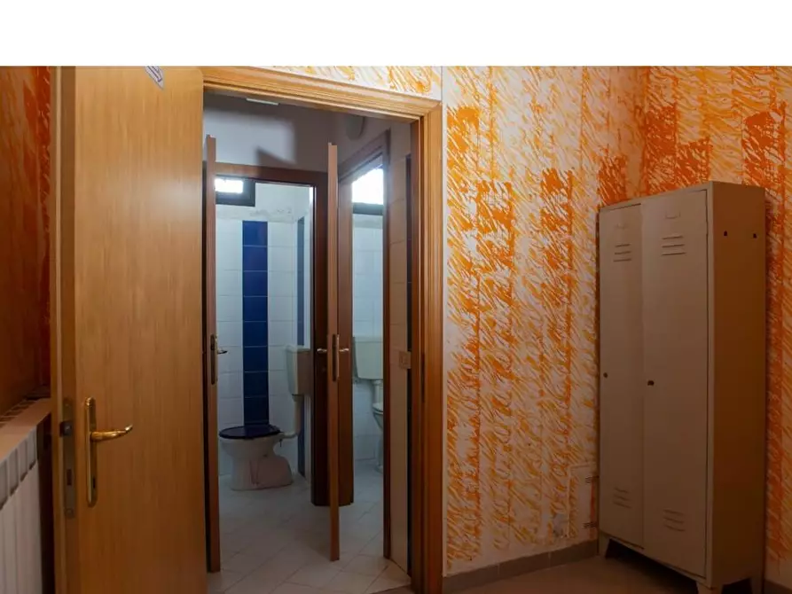 Immagine 9 di Laboratorio in vendita  a Viareggio