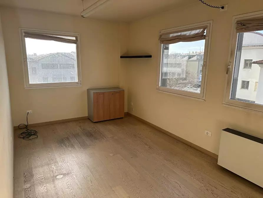 Immagine 8 di Ufficio in vendita  a Prato