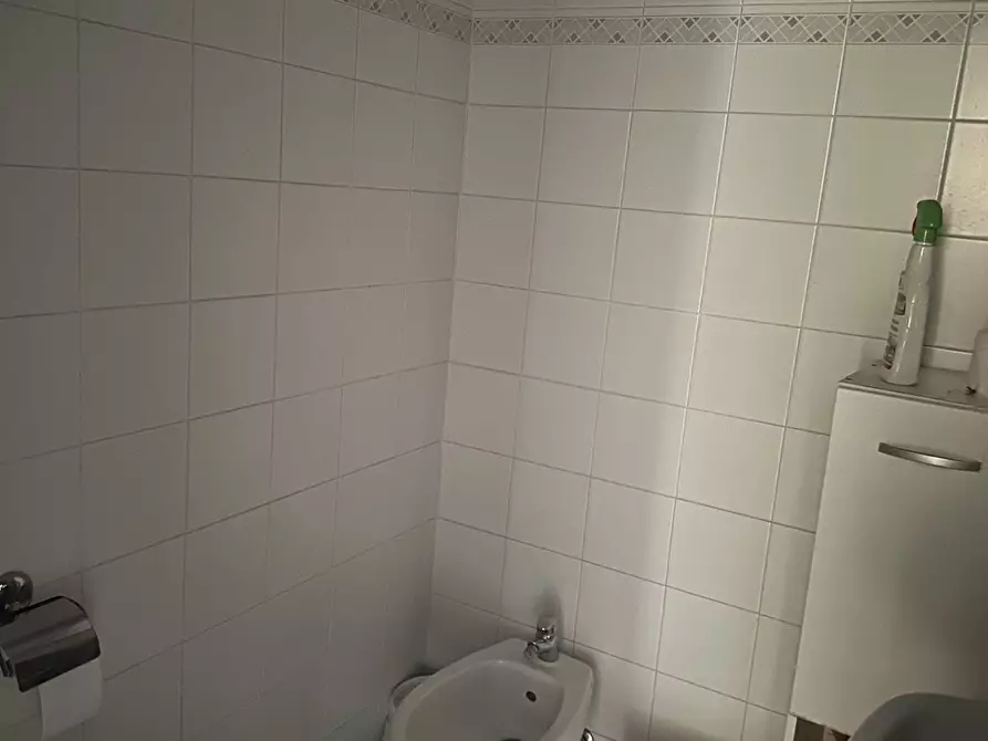 Immagine 10 di Ufficio in vendita  a Prato