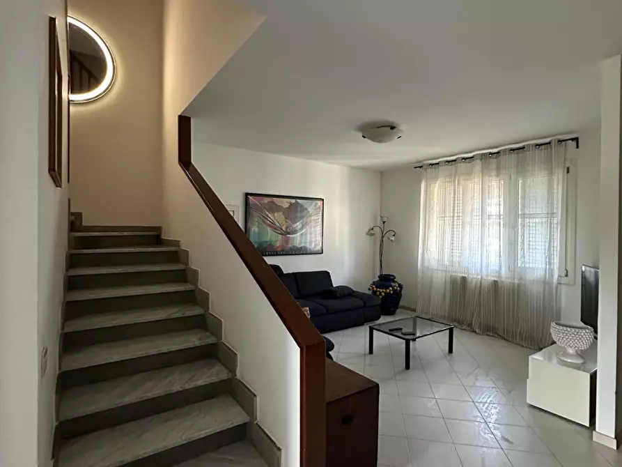 Immagine 2 di Villetta a schiera in vendita  a Capraia E Limite