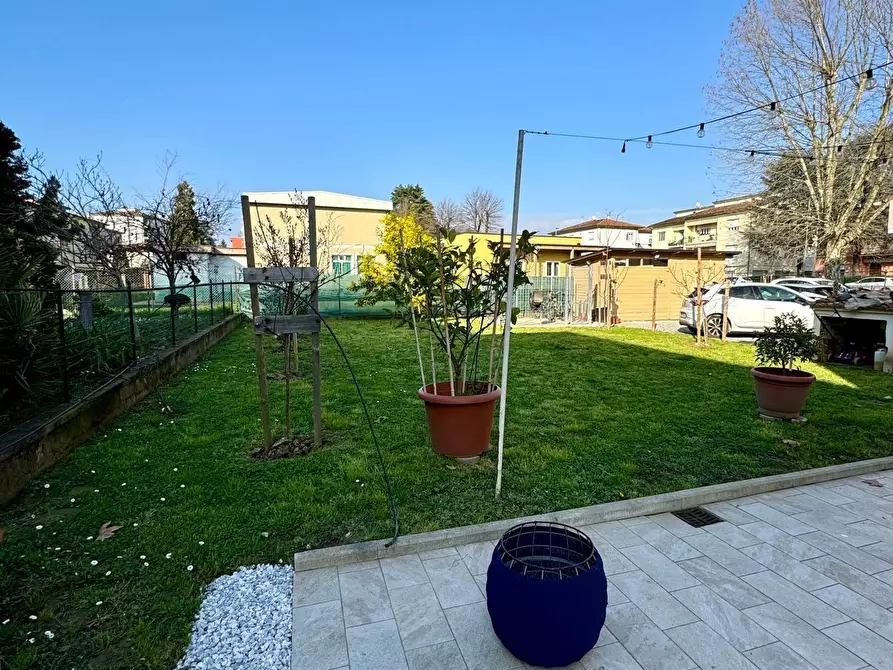Immagine 3 di Villa in vendita  a Lucca