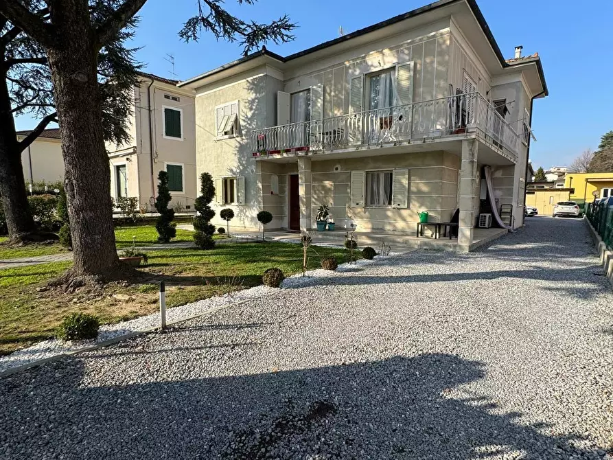 Immagine 1 di Villa in vendita  a Lucca