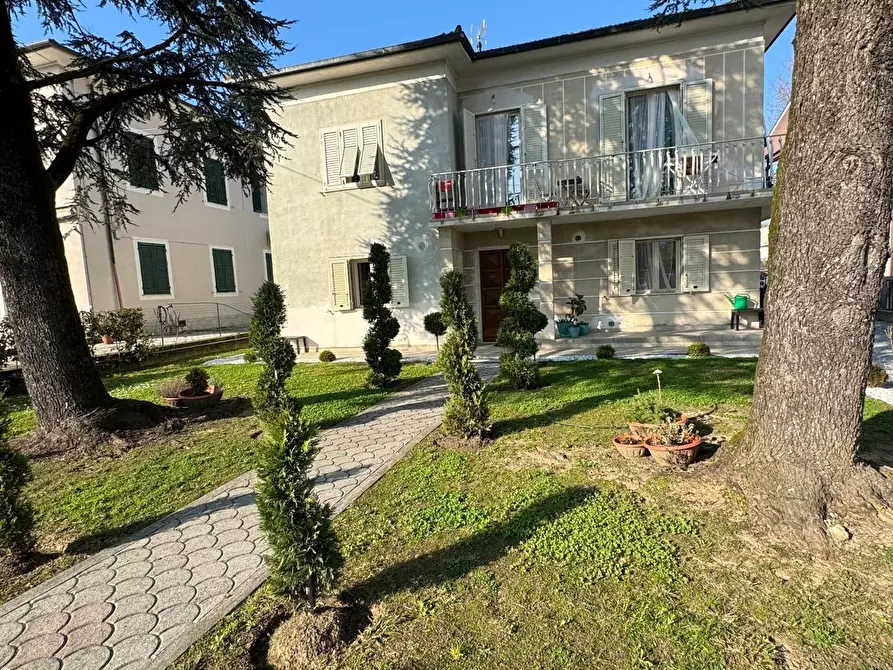 Immagine 2 di Villa in vendita  a Lucca