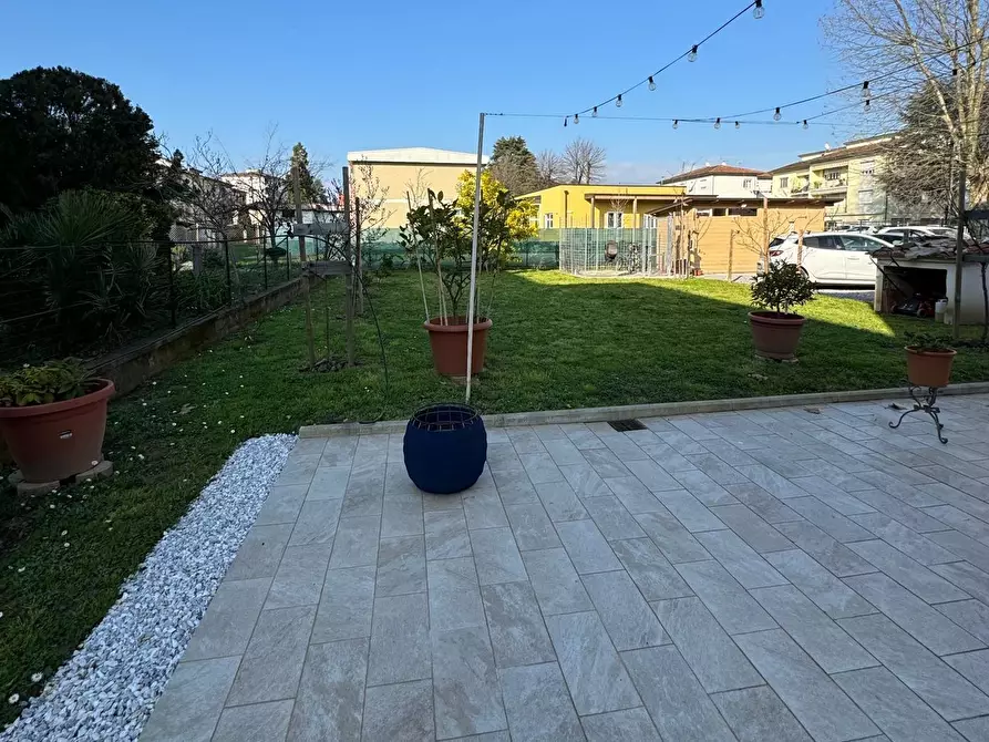 Immagine 4 di Villa in vendita  a Lucca