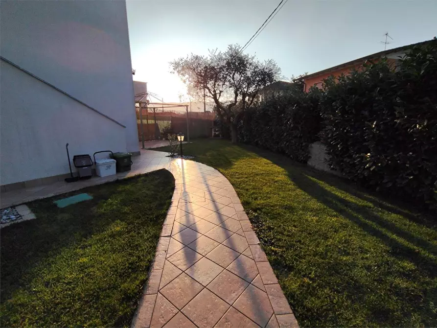 Immagine 24 di Porzione di casa in vendita  a Sarzana