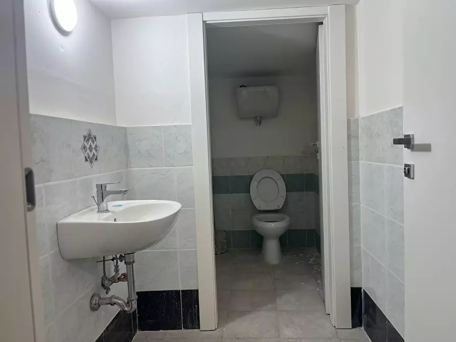 Immagine 4 di Magazzino in affitto  a Formia