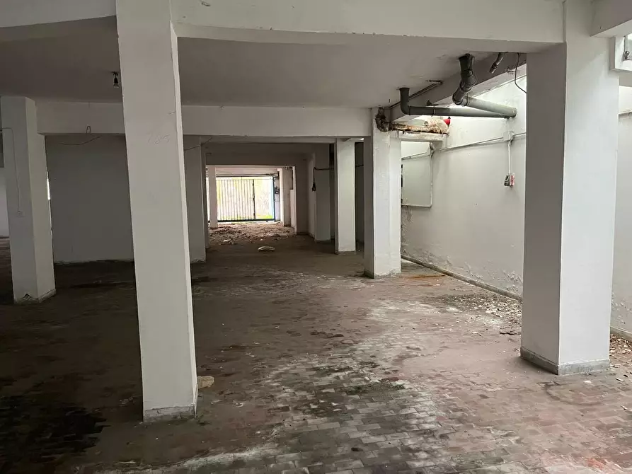 Immagine 5 di Magazzino in vendita  a Formia