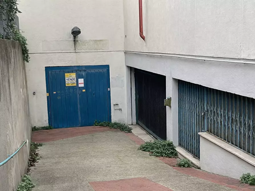 Immagine 1 di Magazzino in vendita  a Formia