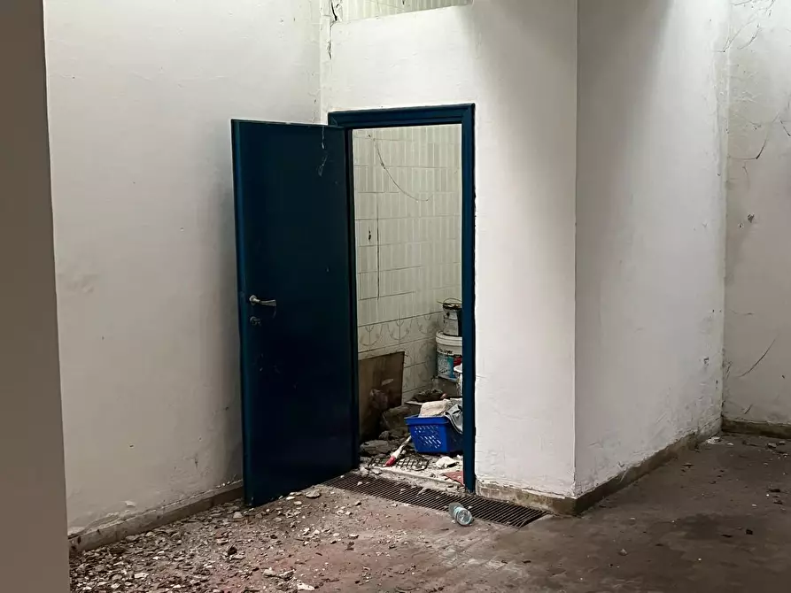 Immagine 8 di Magazzino in vendita  a Formia